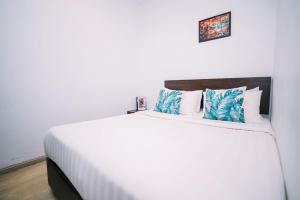 Postel nebo postele na pokoji v ubytování Swing & Pillows - Dataran Merdeka Kuala Lumpur