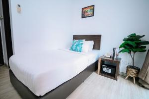 Postel nebo postele na pokoji v ubytování Swing & Pillows - Dataran Merdeka Kuala Lumpur