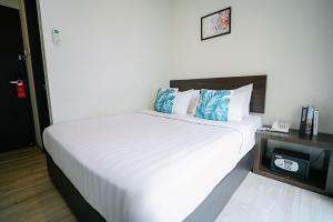 Postel nebo postele na pokoji v ubytování Swing & Pillows - Dataran Merdeka Kuala Lumpur