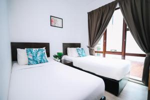 Postel nebo postele na pokoji v ubytování Swing & Pillows - Dataran Merdeka Kuala Lumpur