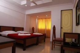 Ліжко або ліжка в номері Saiesh International Hotel