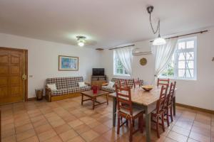a living room with a table and chairs and a couch at Casa Matildita en Valsequillo con amplia terraza in Valsequillo