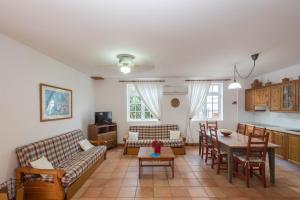 a living room with a couch and a table at Casa Matildita en Valsequillo con amplia terraza in Valsequillo