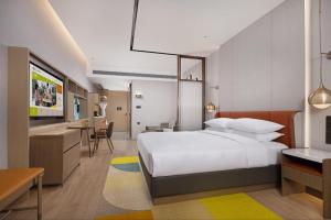 Rúm í herbergi á Home2 Suite by Hilton Chengdu Pengzhou
