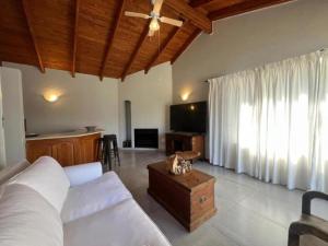 TV a/nebo společenská místnost v ubytování Leisure Escape Cottage - Knysna