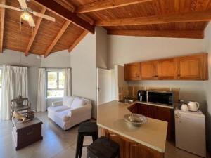 Kuchyň nebo kuchyňský kout v ubytování Leisure Escape Cottage - Knysna