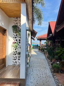 a house with a walkway leading to a building at Homebeach Resort เกาะล้าน in Ko Larn +22 photos
