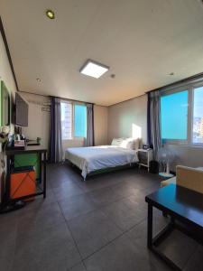 Postel nebo postele na pokoji v ubytování Haruae hotel