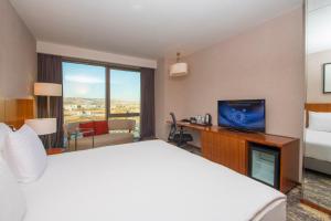 TV a/nebo společenská místnost v ubytování Crowne Plaza Kayseri by IHG