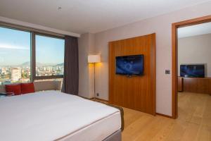 TV a/nebo společenská místnost v ubytování Crowne Plaza Kayseri by IHG