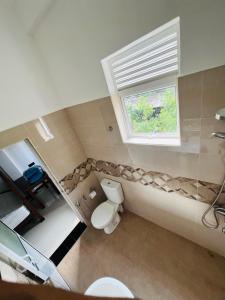 un bagno con wc e finestra di JO Residence - Tangalle a Tangalle