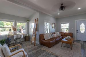 Relaxing 3BR Home with Vineyard View Rooftop Deck and Game Room的休息区