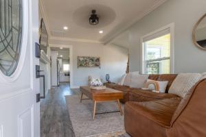 Relaxing 3BR Home with Vineyard View Rooftop Deck and Game Room的休息区