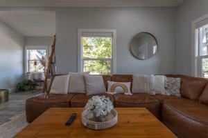 Relaxing 3BR Home with Vineyard View Rooftop Deck and Game Room的休息区