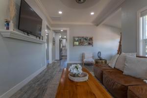 Relaxing 3BR Home with Vineyard View Rooftop Deck and Game Room的电视和/或娱乐中心