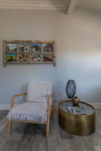 Relaxing 3BR Home with Vineyard View Rooftop Deck and Game Room的休息区