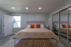 Relaxing 3BR Home with Vineyard View Rooftop Deck and Game Room客房内的一张或多张床位