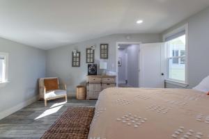 Relaxing 3BR Home with Vineyard View Rooftop Deck and Game Room客房内的一张或多张床位