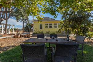 Relaxing 3BR Home with Vineyard View Rooftop Deck and Game Room外面的花园