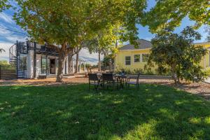 Relaxing 3BR Home with Vineyard View Rooftop Deck and Game Room外面的花园