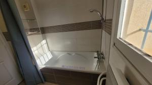 una bañera en un baño con ventana en Villa architecte Tamaris sur mer, en La Seyne-sur-Mer 29 fotos más