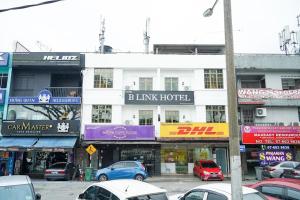 古来B Link Hotel的一条在大楼前停放汽车的街道
