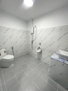 Ένα μπάνιο στο Blue Shore Pavilion