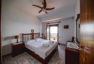 Cama o camas de una habitación en Beachfront villa with huge garden, 3br, Halkidiki