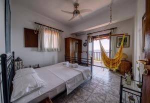 Cama o camas de una habitación en Beachfront villa with huge garden, 3br, Halkidiki