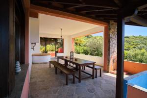 comedor con mesa y banco en Beachfront villa with huge garden, 3br, Halkidiki, en Nea Roda