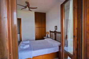 Cama o camas de una habitación en Beachfront villa with huge garden, 3br, Halkidiki