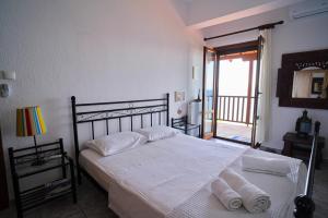 Cama o camas de una habitación en Beachfront villa with huge garden, 3br, Halkidiki