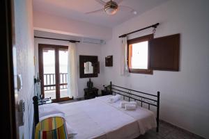 Cama o camas de una habitación en Beachfront villa with huge garden, 3br, Halkidiki