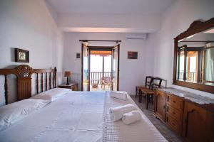 Кровать или кровати в номере Beachfront villa with huge garden, 3br, Halkidiki