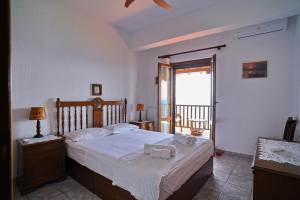 Un dormitorio con una cama con dos toallas encima. en Beachfront villa with huge garden, 3br, Halkidiki, en Nea Roda