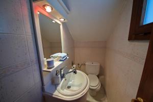 Un baño de Beachfront villa with huge garden, 3br, Halkidiki