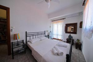 Cama o camas de una habitación en Beachfront villa with huge garden, 3br, Halkidiki