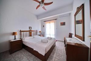 Cama o camas de una habitación en Beachfront villa with huge garden, 3br, Halkidiki