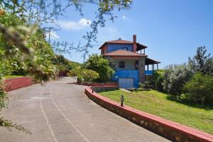 Jardín al aire libre en Beachfront villa with huge garden, 3br, Halkidiki