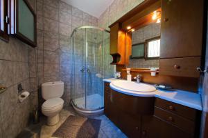 Ванная комната в Beachfront villa with huge garden, 3br, Halkidiki +37 фотографий