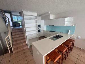 Kuchyň nebo kuchyňský kout v ubytování Chateau Royale Beach Resort Maroochydore Sunshine Coast