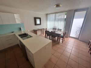 Kuchyň nebo kuchyňský kout v ubytování Chateau Royale Beach Resort Maroochydore Sunshine Coast