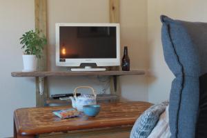 Televisyen dan/atau pusat hiburan di 民宿たかはま Takahama Guest house