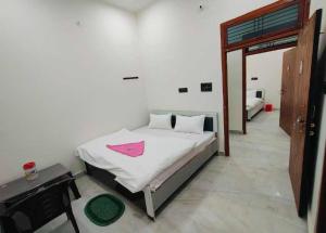 Giường trong phòng chung tại Hotel O by OYO Avantika Palace