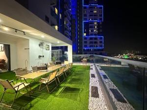 Πισίνα στο ή κοντά στο Luxury Big Balcony 180 CityView