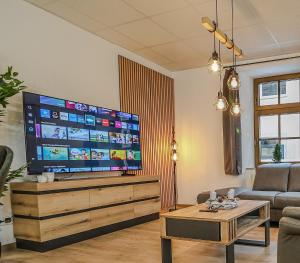 TV a/nebo společenská místnost v ubytování Familien Aktiv Oase an der Mosel, nähe Bernkastel, Zentrale Ausgangslage ,120 qm, Frühstücksservice