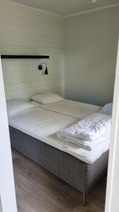a pair of twin beds in a room at Rättviks Golfby in Rättvik