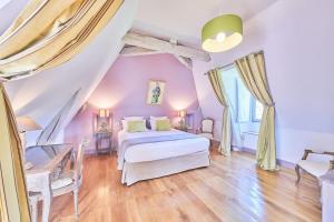 - une chambre avec des murs violets, un lit et du parquet dans l'établissement La Forge maison spacieuse 8 pers Lascaux Sarlat, à Saint-Amand-de-Coly 26 autres photos