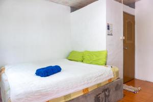 Good Night Long Beach Bungalow في كو لانتا: سرير في غرفة عليها وسادة زرقاء