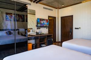 Postel nebo postele na pokoji v ubytování Phuc Hai Hotel Da Lat